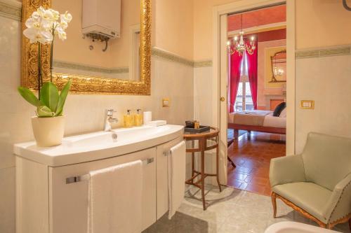 Ett badrum på Corte Realdi Suites Piazza Erbe
