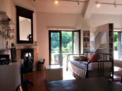 ein Wohnzimmer mit einem Sofa und einem Kamin in der Unterkunft Casa dos Pintos, Golf e Natureza in Belas
