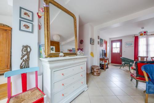 La salle de bains est pourvue d'une commode avec un miroir. dans l'établissement Spinelle - Maison 3 chambres avec jardin - plage à 100 m, au Crotoy