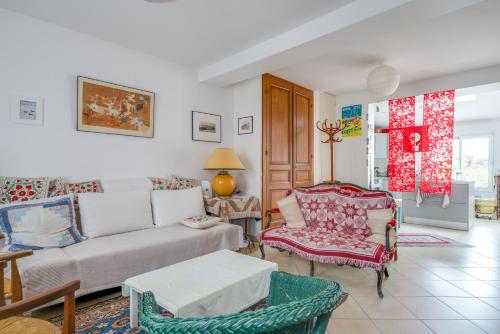 un salon avec un canapé et une chaise dans l'établissement Spinelle - Maison 3 chambres avec jardin - plage à 100 m, au Crotoy