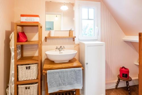 ein Badezimmer mit Waschbecken und Spiegel in der Unterkunft Ti Maen in Frehel