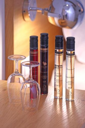 quatre bouteilles et verres assis sur une table en bois dans l'établissement Hôtel Louvre Richelieu, à Paris