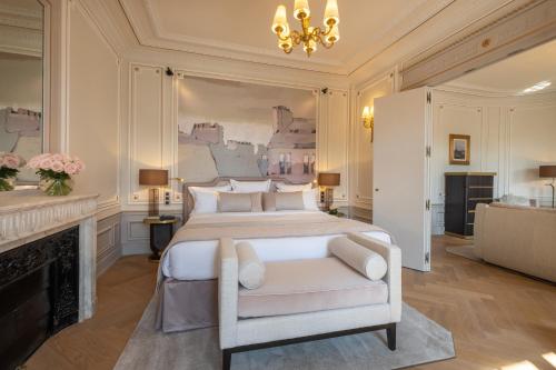 une chambre avec un grand lit et un lustre dans l'établissement Hôtel Elysia by Inwood Hotels, à Paris