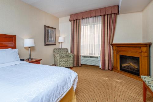 Säng eller sängar i ett rum på Holiday Inn Express Hotel & Suites Clarington - Bowmanville, an IHG Hotel