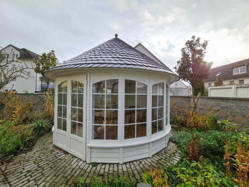 a gazebo in the middle of a garden at Hotel Restaurant Felix in Bensheim