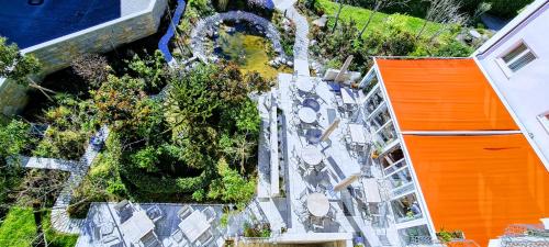 an overhead view of a building with a garden at Hotel Restaurant Felix in Bensheim