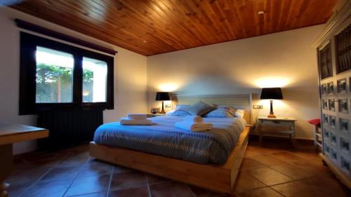 sypialnia z łóżkiem z dwoma ręcznikami w obiekcie Can Castell de Rocabruna w mieście Camprodon