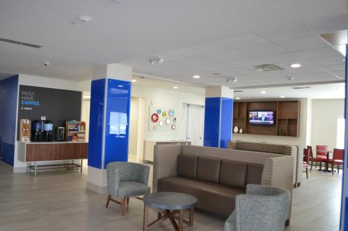 Un televizor și/sau centru de divertisment la Holiday Inn Express Tallahassee-University Central by IHG