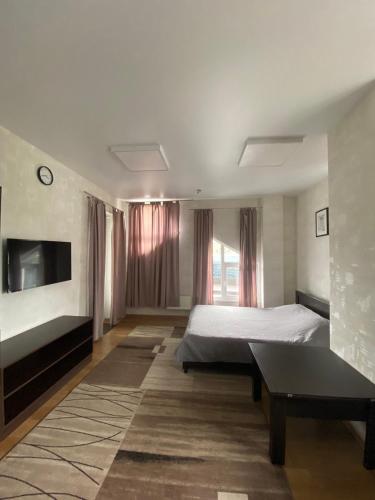 Ένα ή περισσότερα κρεβάτια σε δωμάτιο στο Apelsin apartment