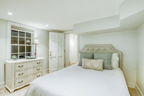 Łóżko lub łóżka w pokoju w obiekcie Garden Level on Charlton