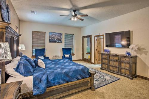 - une chambre avec un lit et une télévision à écran plat dans l'établissement Terrell Ranch Home Outdoor Oasis on 14 Acres, à Frog