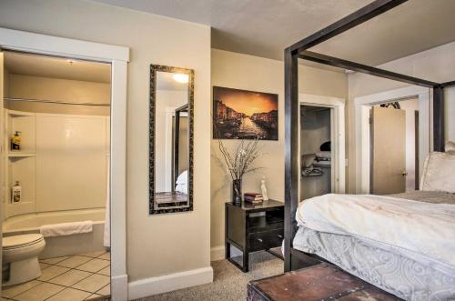 En eller flere senge i et værelse på Charming Downtown Coeur dAlene Home with Yard!