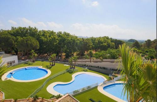 uma vista aérea de duas piscinas num quintal em apartamento Xeresa del monte Resort em Jeresa