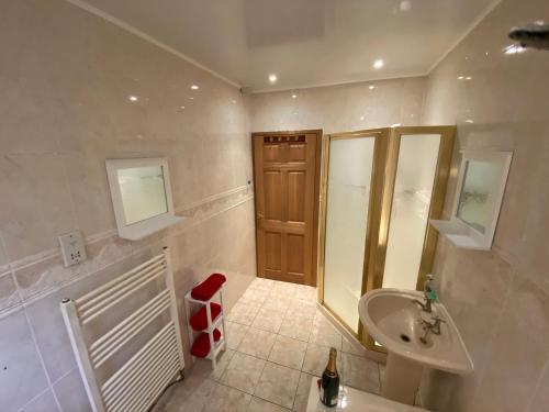 une salle de bain avec un lavabo, des toilettes et une douche dans l'établissement Country Cottage Sleeps 6 w Hot Tub & Dog-Friendly, à Moniaive