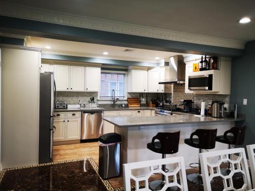 Ett kök eller pentry på Hotel Style Room in Luxury House in Bayside Queens