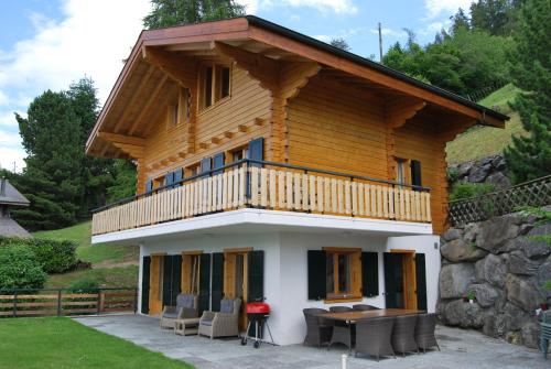 ein Blockhaus mit Balkon darüber in der Unterkunft Mont Bijou MOUNTAIN & QUIET chalet 10 pers by Alpvision Résidences in Veysonnaz