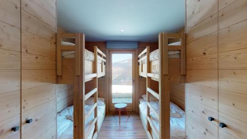 Be Cool SAUNA & LUXURY chalet 10 pers by Alpvision Résidencesにあるベッド