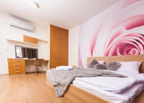 Roses apartment tesisinde bir odada yatak veya yataklar