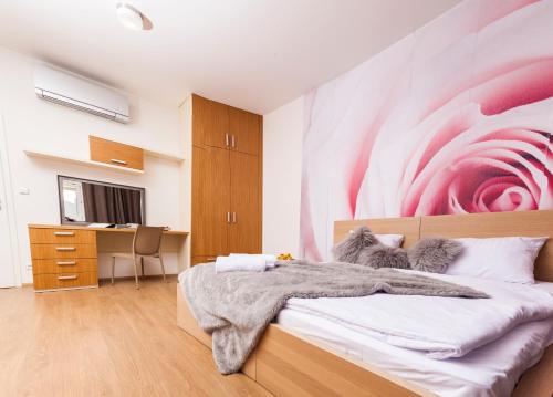 Giường trong phòng chung tại Roses apartment