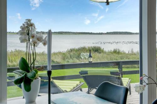 a balcony with a view of the water at Eksklusiv feriebolig med panoramaudsigt in Munkebo