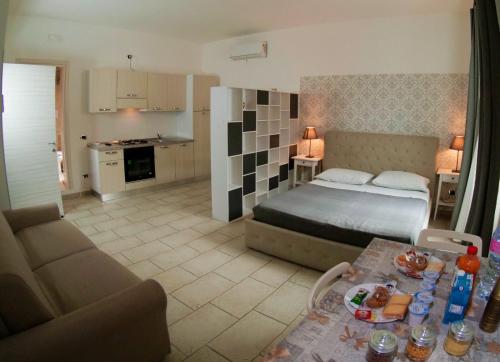 ein Schlafzimmer mit einem Bett und einem Tisch in einem Zimmer in der Unterkunft Bed Borgo Antico in Nocera Inferiore