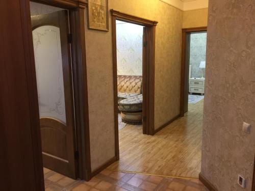 un pasillo con una puerta abierta a una habitación en Квартира в 11 микрорайоне, жк. Арай, en Aktobe