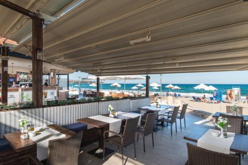 Reštaurácia alebo iné gastronomické zariadenie v ubytovaní Obzor Beach Resort
