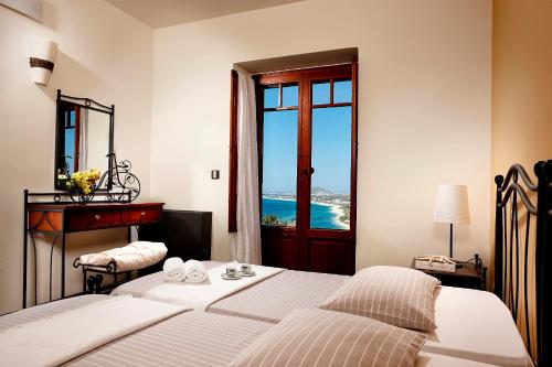 Tempat tidur dalam kamar di Tower Resort Naxos Island