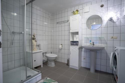 y baño con aseo, lavabo y ducha. en 3-Zimmer Haus 85qm mit Balkon bis zu 8 Personen, en Winningen