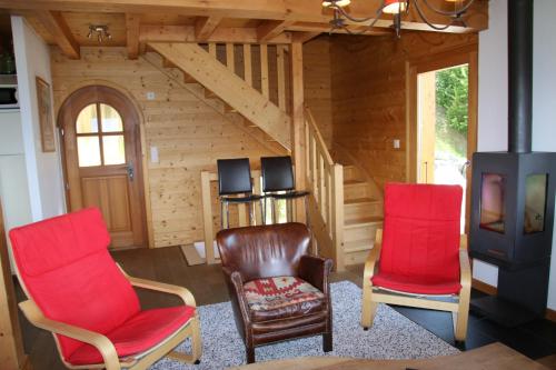 Ein Sitzbereich in der Unterkunft Wanderoo MOUNTAIN & COSY chalet 10 pers by Alpvision Résidences