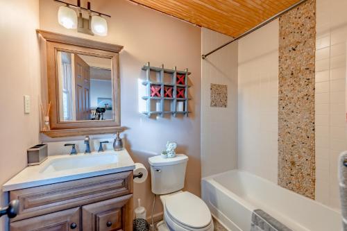 uma casa de banho com um WC, um lavatório e uma banheira em Luxurious house with largest hot tub & perfect retreat! em Lake Harmony