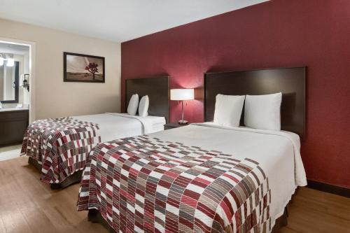Кровать или кровати в номере Red Roof Inn Waco