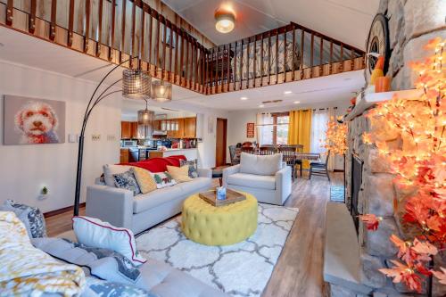 Sala de estar con 2 sofás y mesa en Luxurious house with largest hot tub & perfect retreat! en Lake Harmony