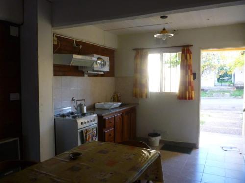 una cucina con piano cottura, tavolo e finestra di El Tilo a Colón