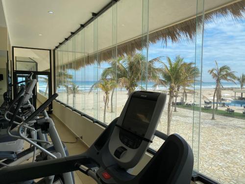 Gimnasio o instalaciones de fitness de Hotel Arenas del Mar Resort