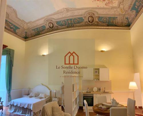 ナポリにあるLe Sorelle Duomoのリビングルーム(ベッド1台付)、キッチンが備わります。
