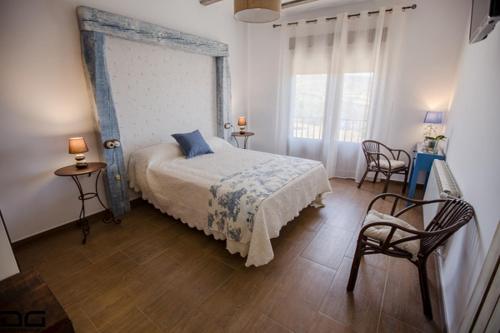 
a bedroom with a bed and a desk at Encantos De Monfragüe in Malpartida de Plasencia
