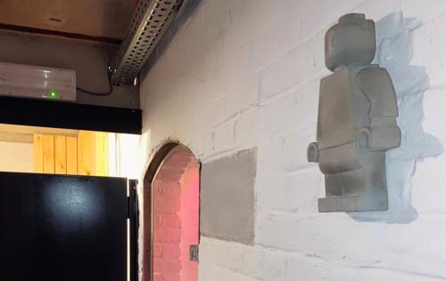 a wall with a statue on the side of a room at Les chambres atypiques de Nico Bush - Parking sécurisé vélos in Tournai