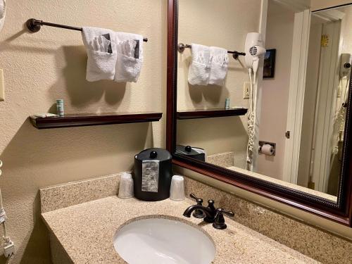 Un baño de Best Western Sheridan Center