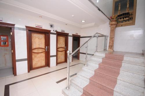 Eine Treppe in einem Gebäude mit vielen Türen in der Unterkunft مون تري للشقق المخدومة فرع الرياض in Riad