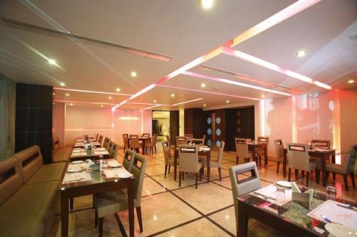 - un restaurant avec des tables et des chaises dans une salle dans l'établissement Citrine, à Bangalore