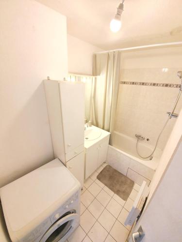 ein kleines Bad mit WC und Waschbecken in der Unterkunft appartement 4/6 pers in Fréjus