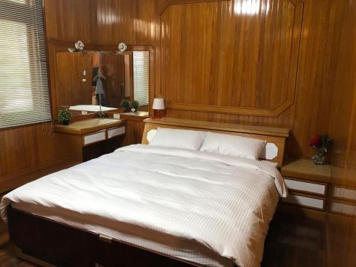 מיטה או מיטות בחדר ב-Dreamwood Lodge 夢木小屋
