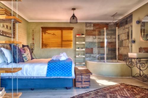 um quarto com uma cama e uma banheira em Golden View Luxury Self Catering em Clarens