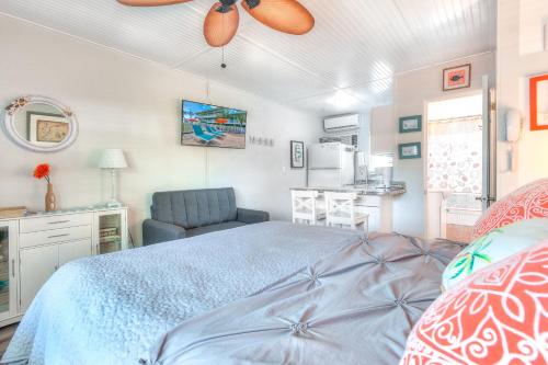 - une chambre avec un lit et un ventilateur de plafond dans l'établissement Tropic Terrace #49 - Beachfront Rental condo, à St. Pete Beach