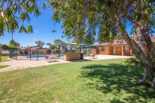 Κήπος έξω από το Cervantes Pinnacles Motel