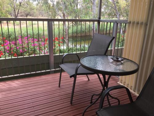 un patio con mesa y sillas en una terraza en Donald Riverside Motel, en Donald