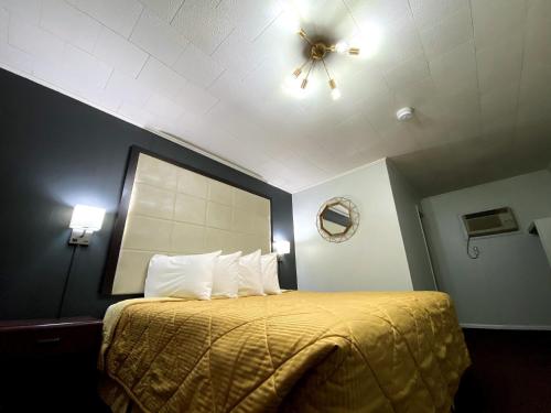 سرير أو أسرّة في غرفة في Continental Inn & Suites Conway