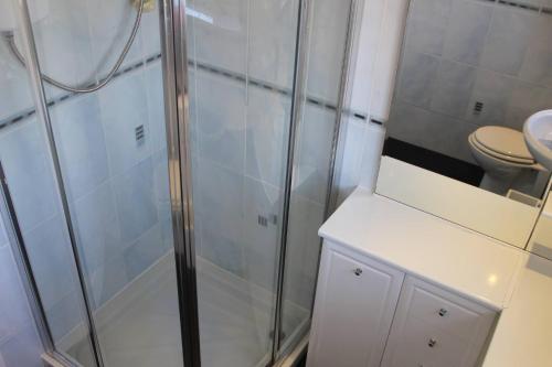 łazienka z prysznicem i toaletą w obiekcie Potters House Coventry warwickshire w Coventry