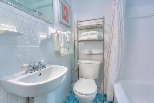 Łazienka z białą toaletą i umywalką w obiekcie Tropic Terrace #29 - Beachfront Rental apts w St Pete Beach